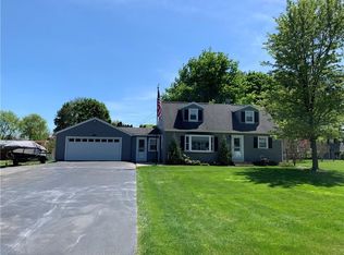 35 Meadow Dr, Spencerport, NY 14559