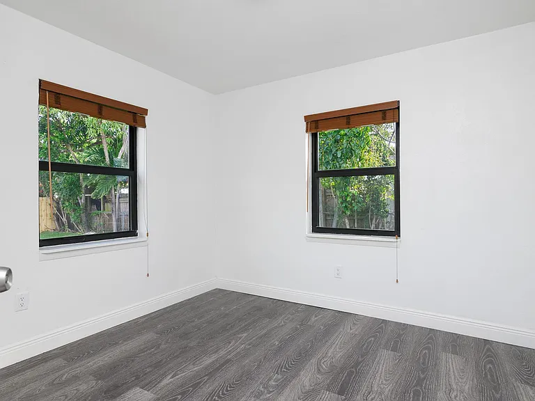 233 SW 21st St — Photo 14