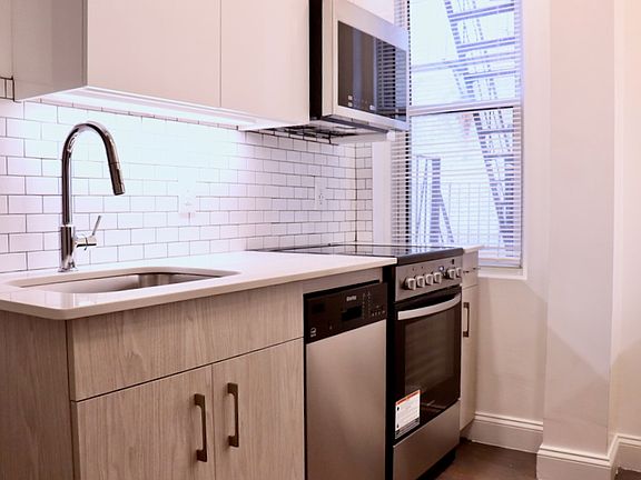 3rd image of 465 Park Dr APT 15