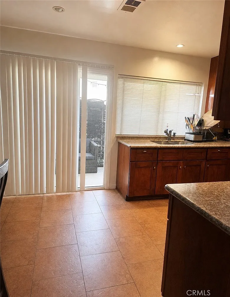 2 bed, 1000 sqft, $2,700 — Photo 3