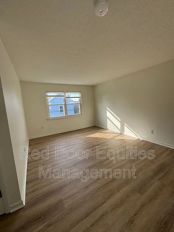 129 W Walnut St — Photo 2