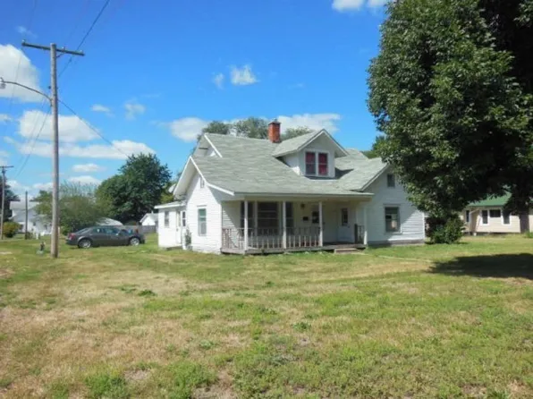 119 S Hickory St, Assumption, IL 62510