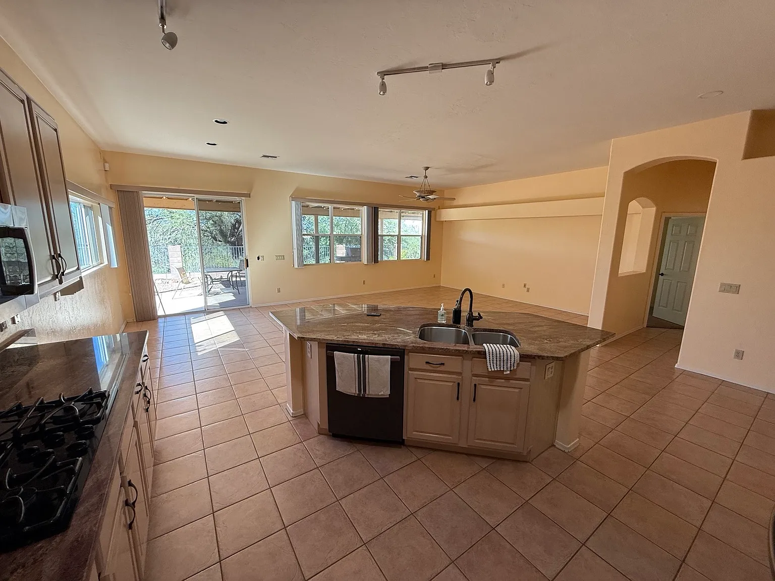 3 bed, 1917 sqft, $2,400 — Photo 4
