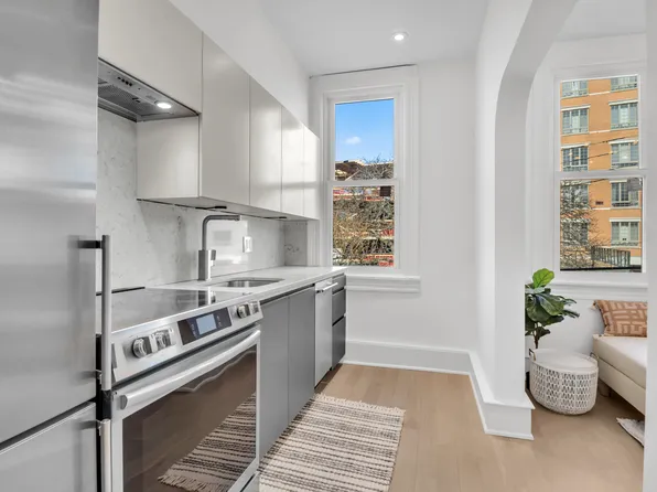 25-20 Newtown Avenue image 4 of 14