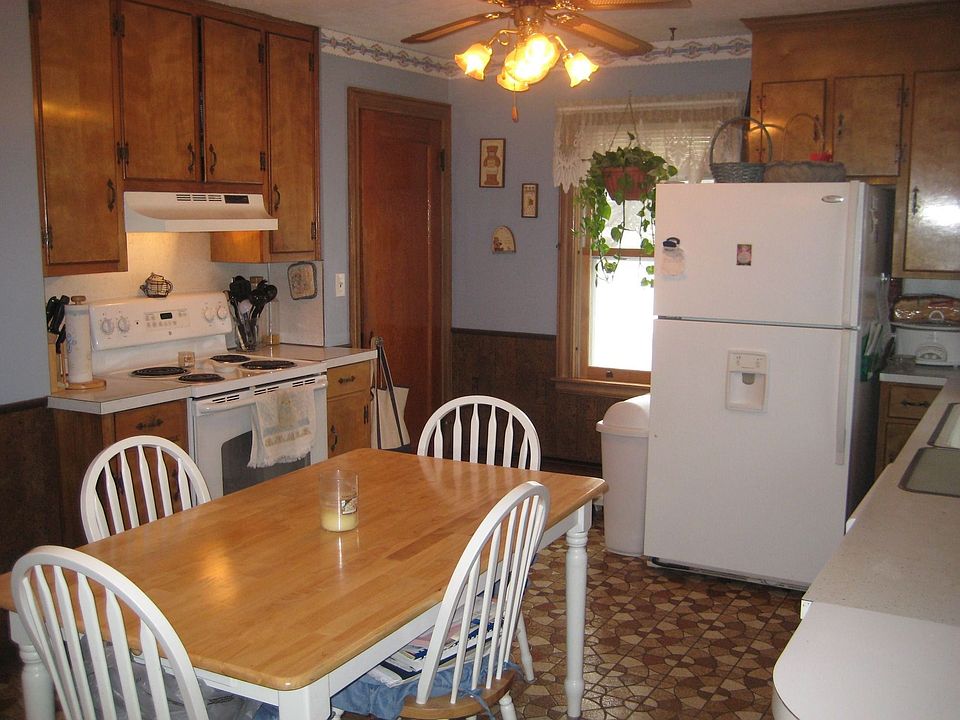 eat-in kitchen