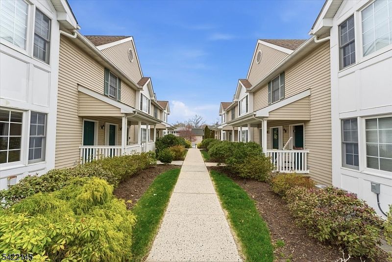 1st image of 179 Roseland Ave #7