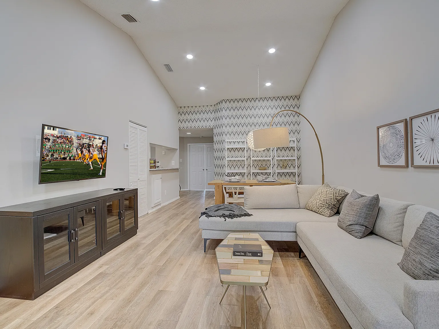 Addison Place — Photo 2