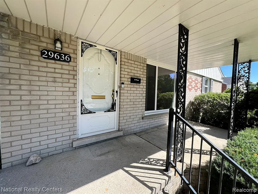 3 bed, 1.0 bath, 1026 sqft, $1,900 — Photo 2