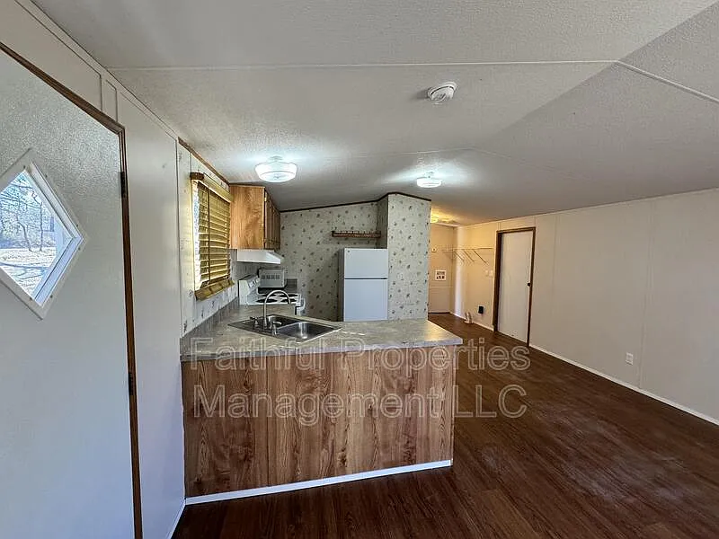 2 bed, 1.0 bath, $995 — Photo 2