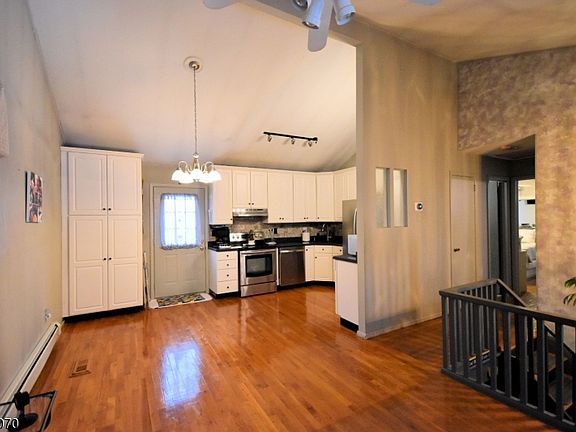 4th image of 36 Summit Cir