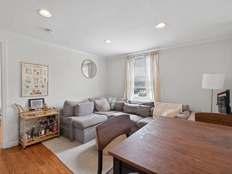 135 W Seventh St — Photo 14