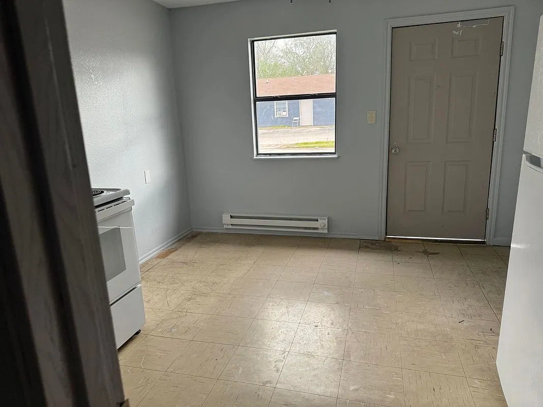 Studio, 1.0 bath, 100 sqft, $520 — Photo 2