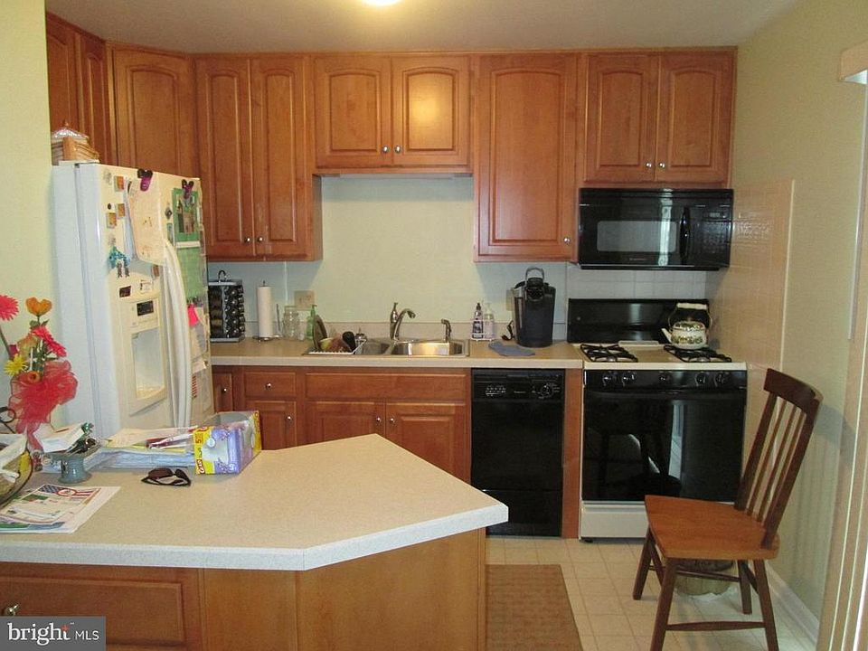 2nd image of 196 Center St