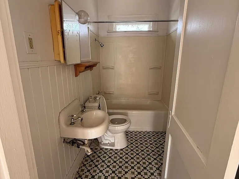 202 College St — Photo 11
