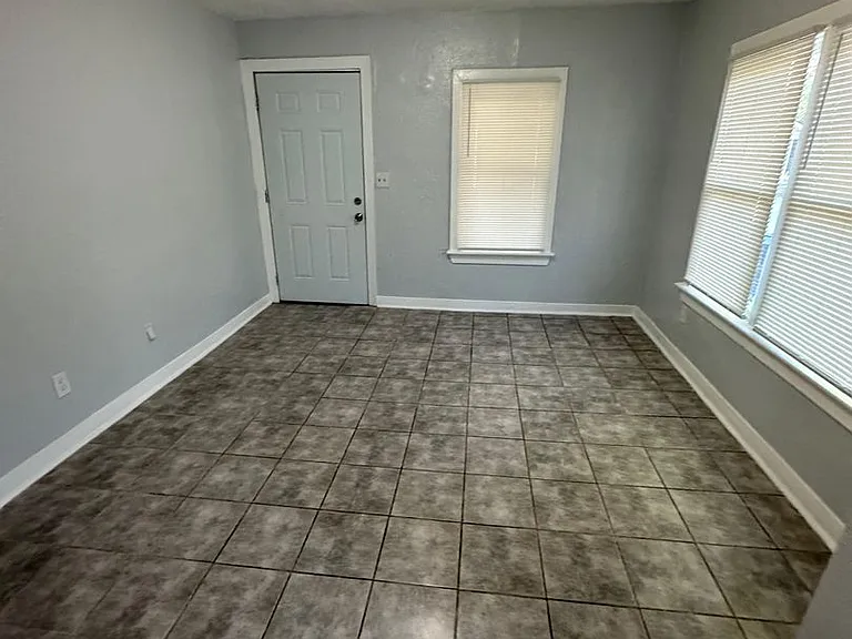 1359 W 20th St — Photo 3