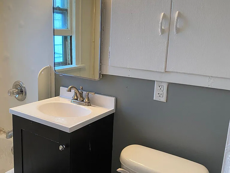 220 E 8th St #B — Photo 16