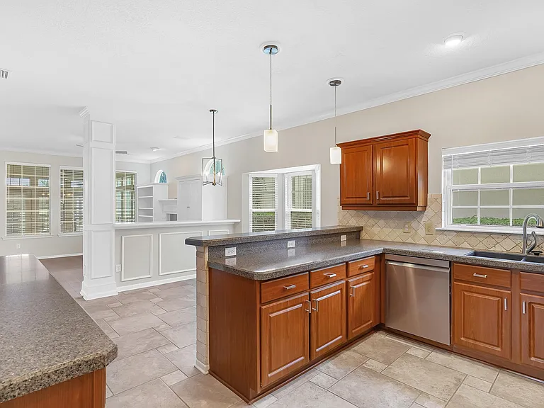 506 Lakeway Dr — Photo 17