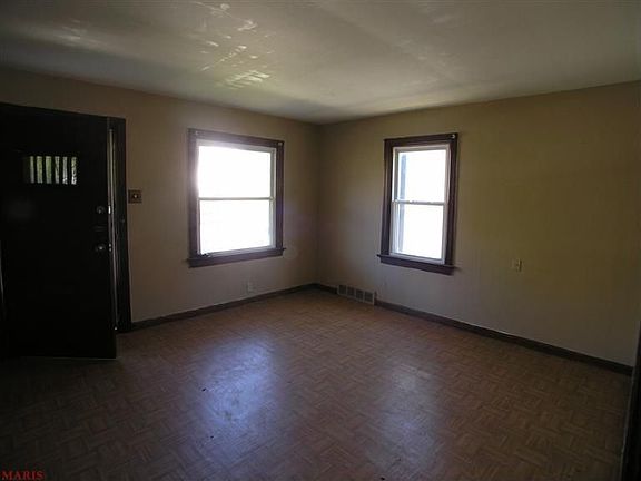 3rd image of 7062-7064 Lansdowne Ave