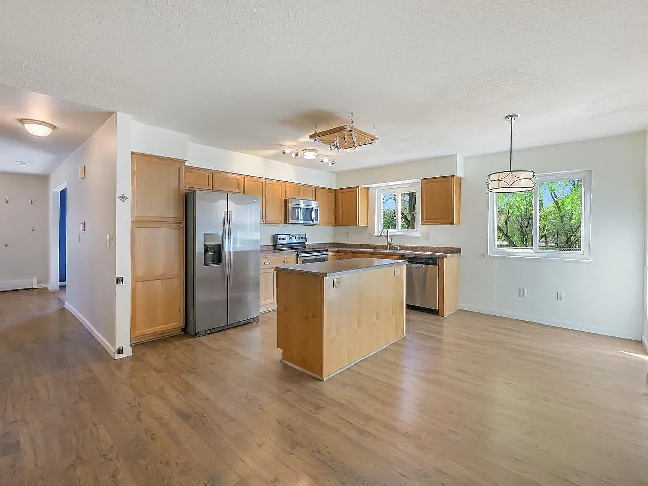 4 bed, 2384 sqft, $2,750 — Photo 4