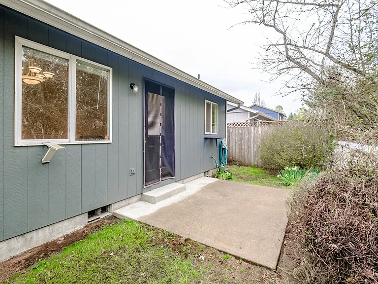 831 NW Teak Loop — Photo 41