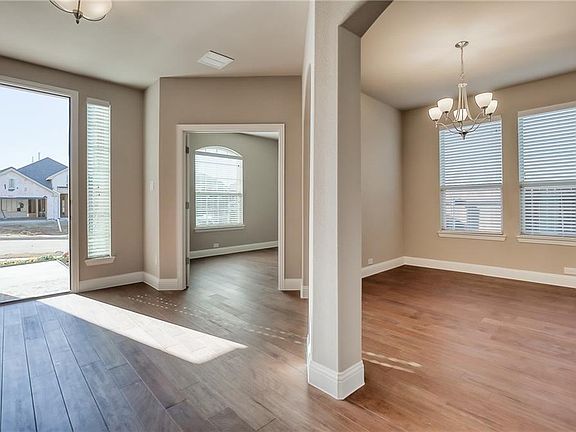 5th image of 1001 Hoyt Dr