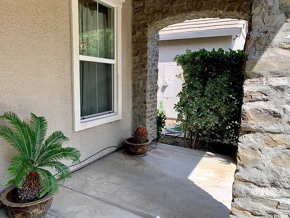 4th image of 385 Allaire Cir