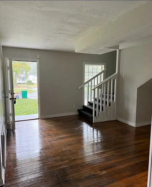 5 bed, 2.5 bath, 1925 sqft, $2,000 — Photo 4