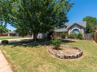 1217 NE 23rd St, Moore, OK 73160