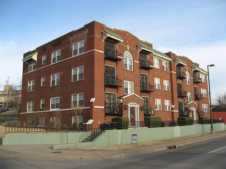 1901 Riverside Dr — Photo 1