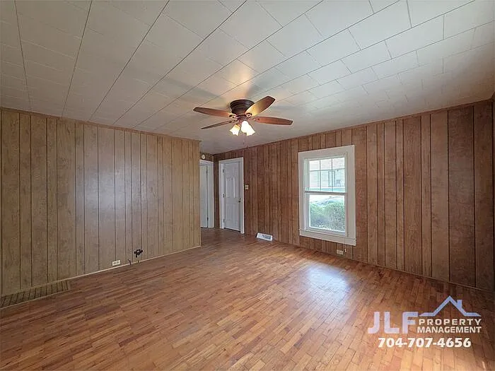 215 College St — Photo 2
