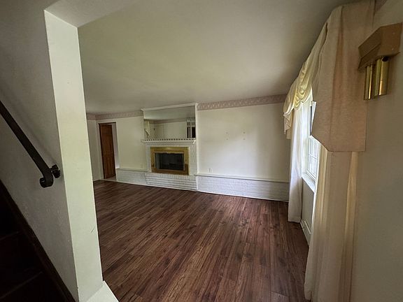 3rd image of 6927 Hilldale Dr
