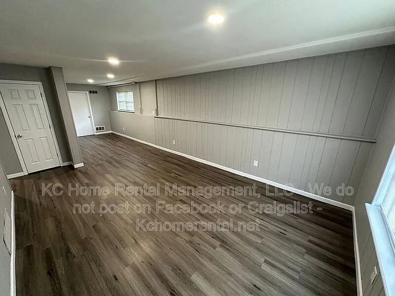 9213 E 54th Ter — Photo 8