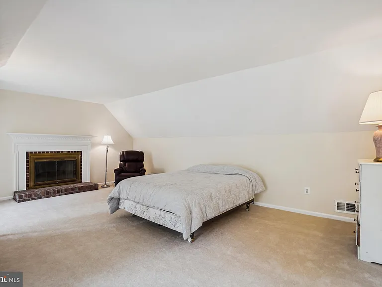 9708 Locust Hill Dr — Photo 25