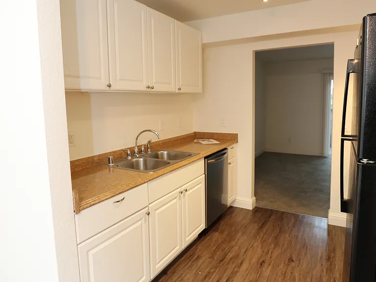Cedarwood Apartments — Photo 18