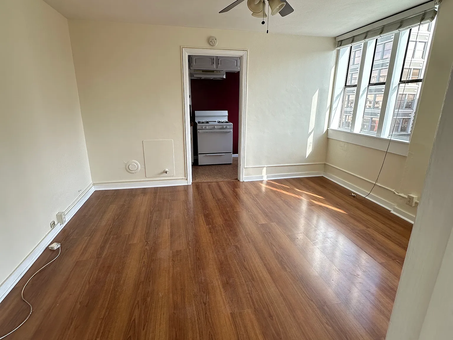 15 N Raymond Ave — Photo 2