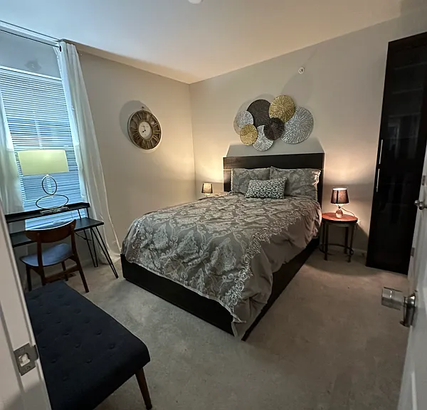 1 Room — Photo 9
