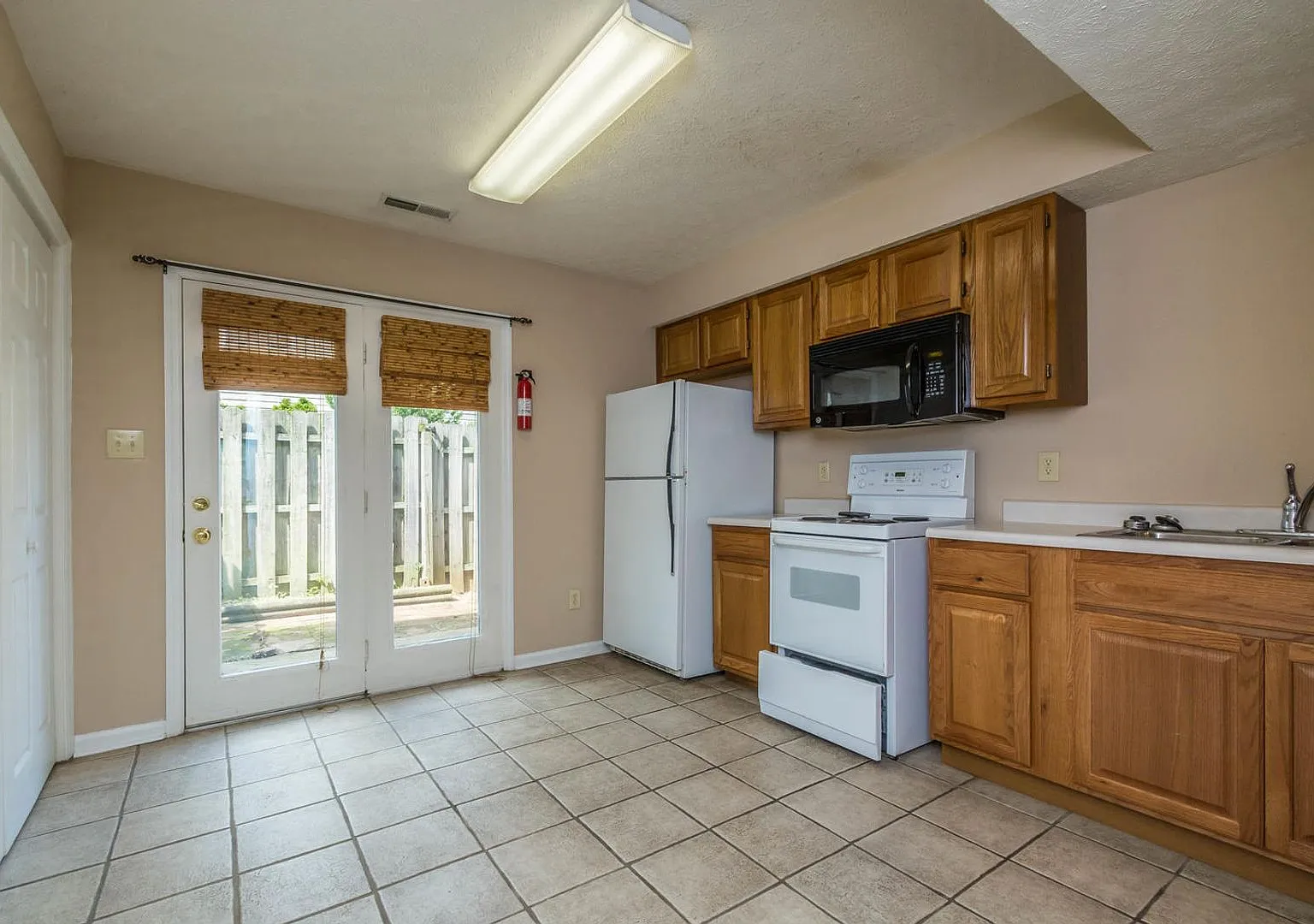 732 Sherwood Hills — Photo 4