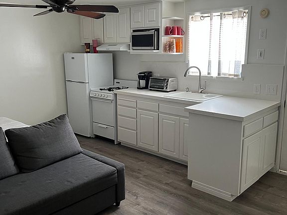 3rd image of 135 Rosecrans Ave #B