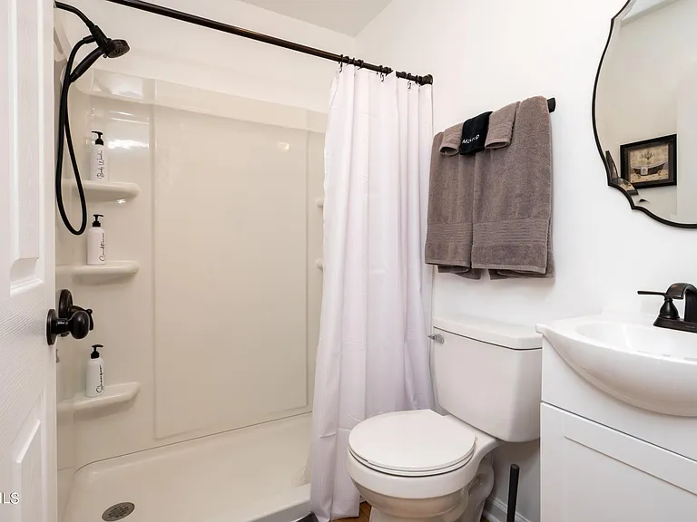 2418 Vines St — Photo 11