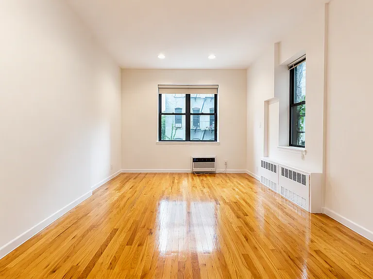 225 E 10th St #3E — Photo 1