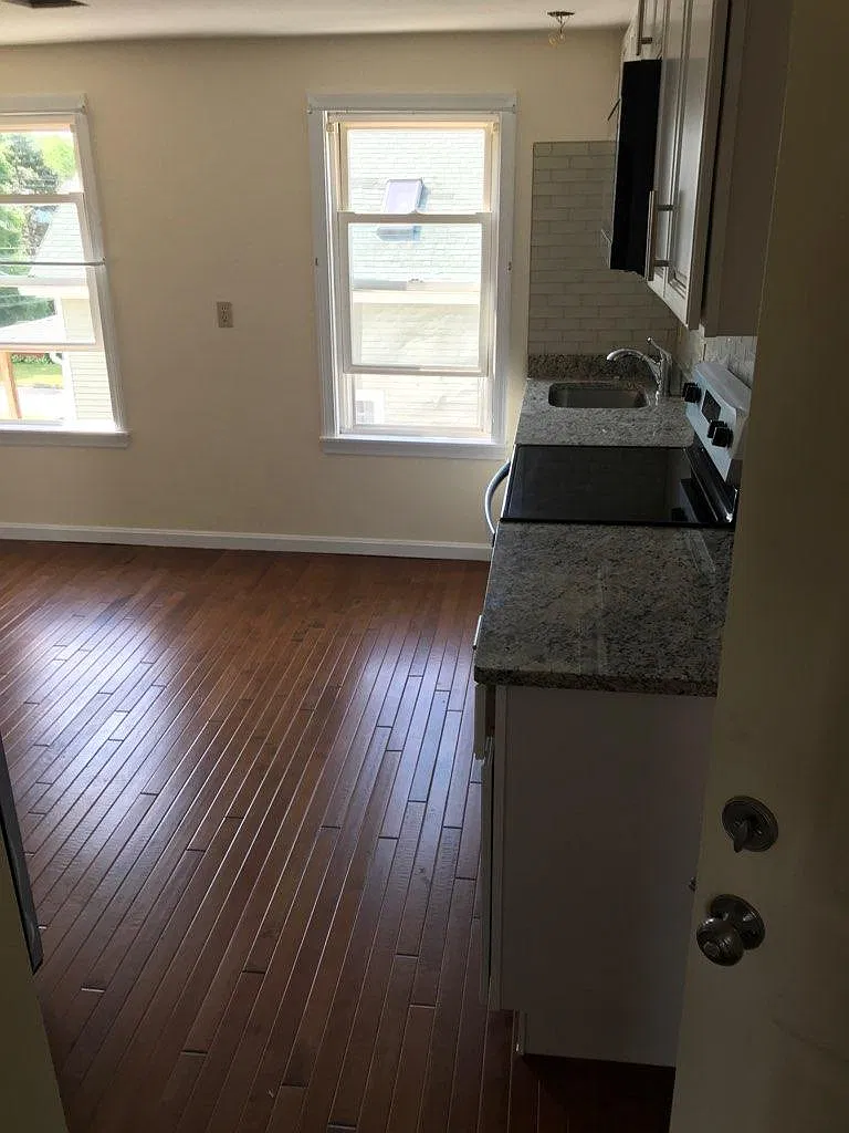 2 bed, 1000 sqft, $1,600 — Photo 2