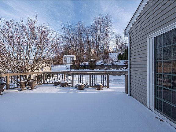 4th image of 105 Oak Moss Dr