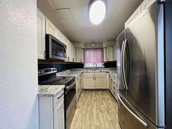 4th image of 624 N Settlemier Ave