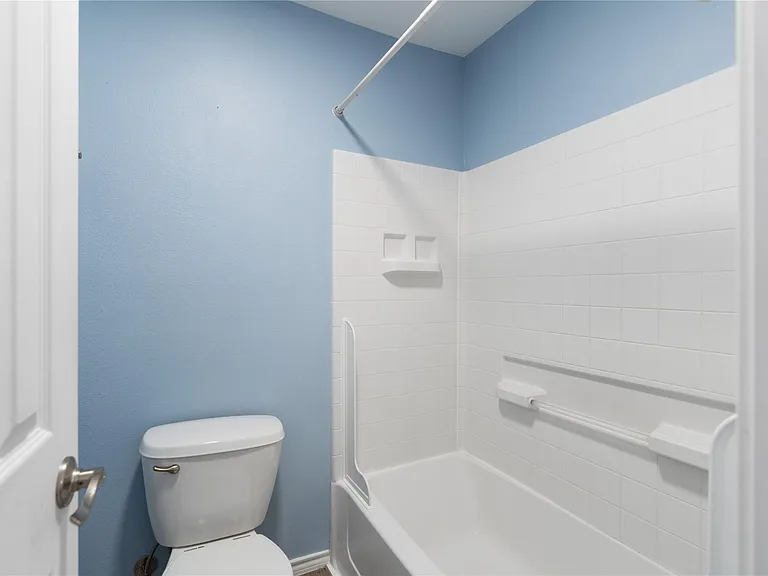 293 Commodore Dr — Photo 23