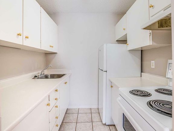 4th image of 4820 47th Ave #202