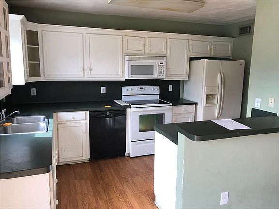 4th image of 2209 Sherwood Dr