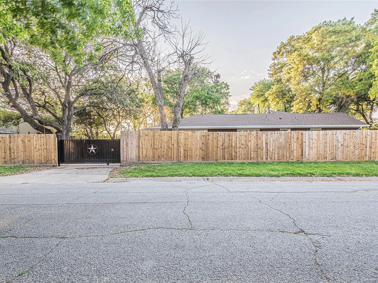 6 bed, 3.0 bath, 2569 sqft, $3,695 — Photo 2