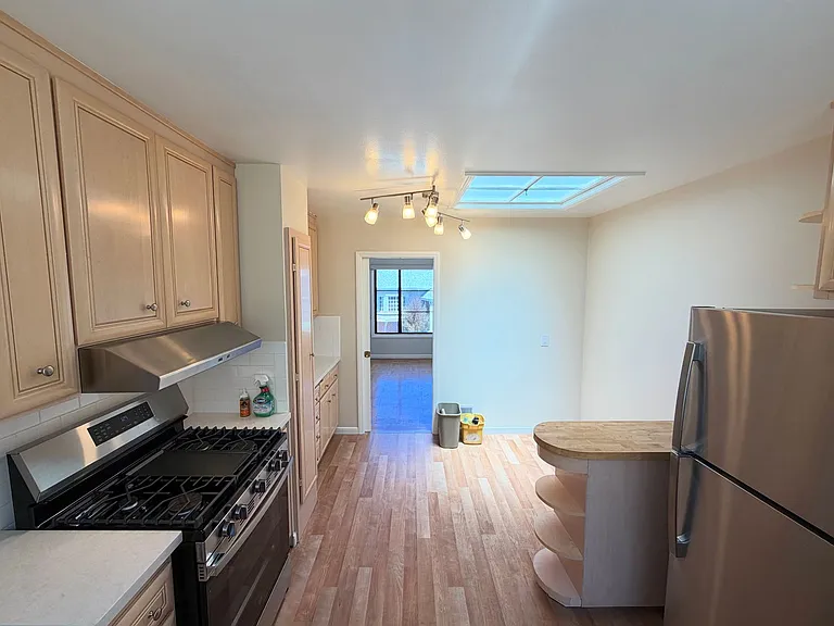 955 Lawton St — Photo 11