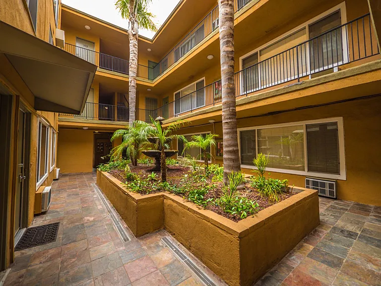 1179 Crenshaw Blvd — Photo 3