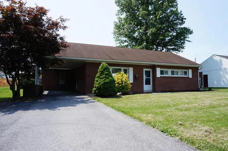 70 Stanley Ave photo 1